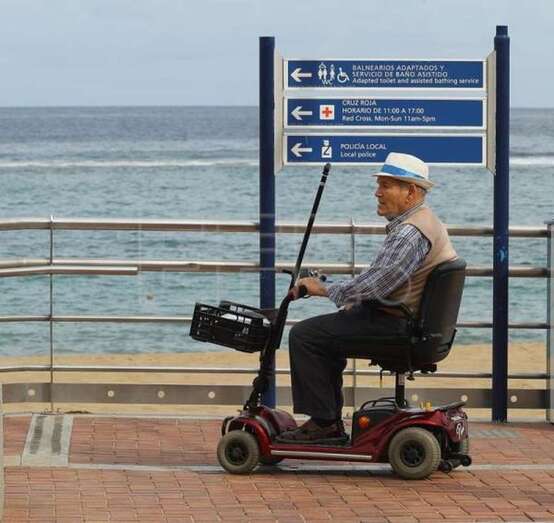 Imagen de archivo de un hombre paseando en un vehículo de movilidad personal por la avenida de la playa de Las Canteras / Elvira Urquijo A. EFE